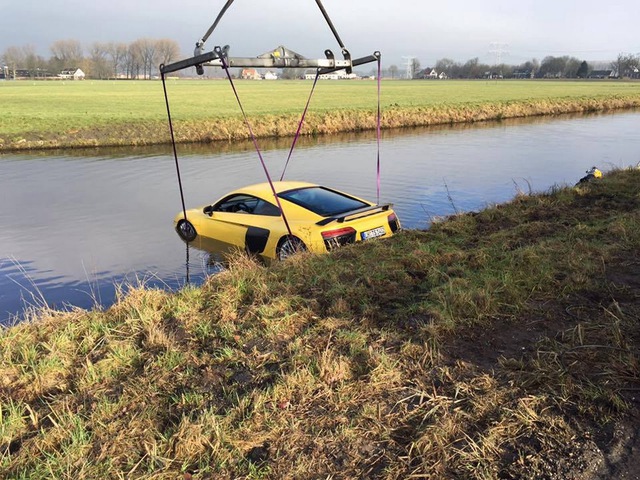 Siêu xe Audi R8 V10 Plus lao xuống sông và chìm nghỉm - Ảnh 3.