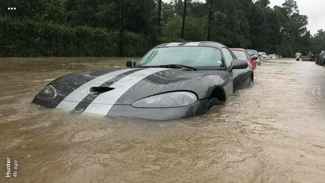 Nhiều siêu xe và xe thể thao chìm trong nước lũ sau cơn bão Harvey tại Mỹ - Ảnh 2.