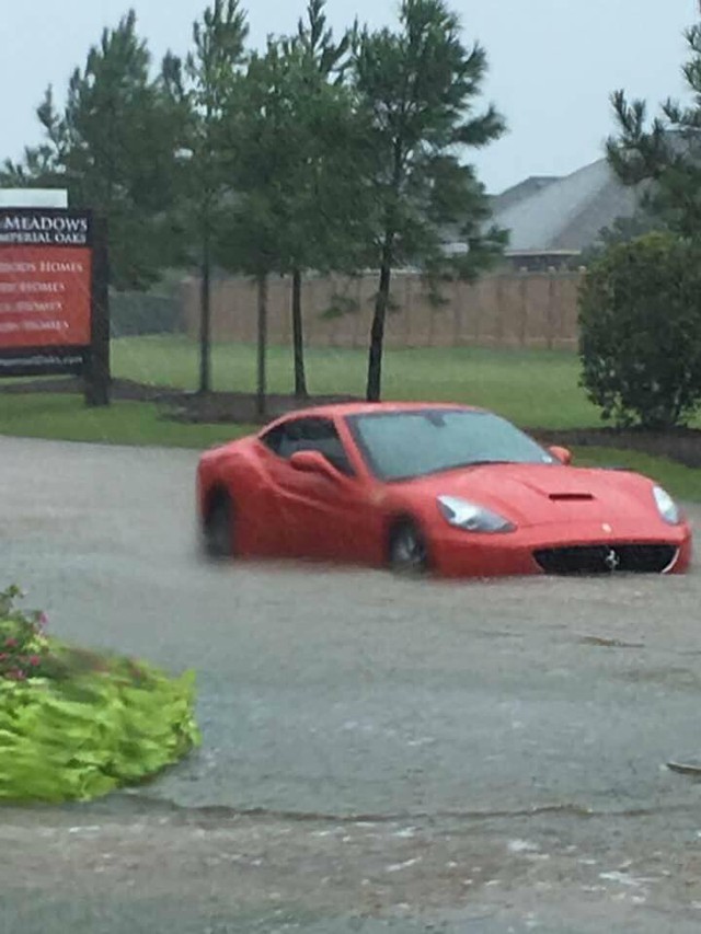 Nhiều siêu xe và xe thể thao chìm trong nước lũ sau cơn bão Harvey tại Mỹ - Ảnh 4.