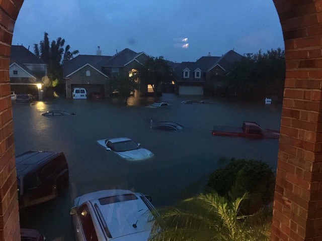 Nhiều siêu xe và xe thể thao chìm trong nước lũ sau cơn bão Harvey tại Mỹ - Ảnh 1.