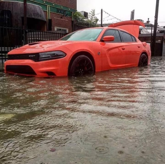 Nhiều siêu xe và xe thể thao chìm trong nước lũ sau cơn bão Harvey tại Mỹ - Ảnh 5.