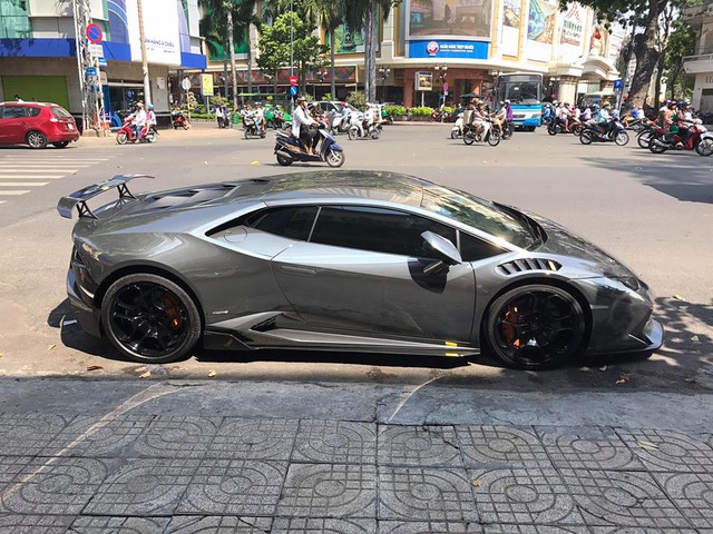 Cận cảnh bộ áo crôm trên Lamborghini Huracan độ Novara Edizione độc nhất Việt Nam - Ảnh 2. Cận cảnh bộ áo crôm trên Lamborghini Huracan độ Novara Edizione độc nhất Việt Nam - Ảnh 2.