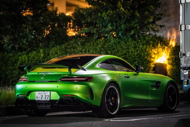 Vẻ đẹp siêu xe Mercedes-AMG GT R màu xanh lục tại thị trường Nhật Bản - Ảnh 8.