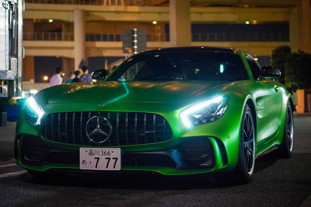 Vẻ đẹp siêu xe Mercedes-AMG GT R màu xanh lục tại thị trường Nhật Bản - Ảnh 4.