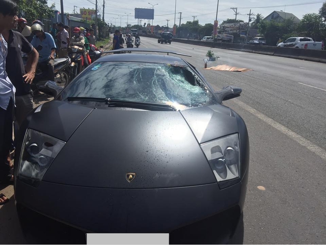 Cư dân mạng tranh cãi về tai nạn của siêu xe Lamborghini Murcielago SV độc nhất Việt Nam - Ảnh 1.
