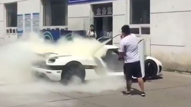 Koenigsegg Agera R trị giá 95 tỷ Đồng bốc khói nghi ngút tại Trung Quốc