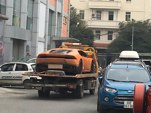 Cặp đôi siêu xe Lamborghini 39 tỷ Đồng được vận chuyển về quê ăn Tết - Ảnh 2.