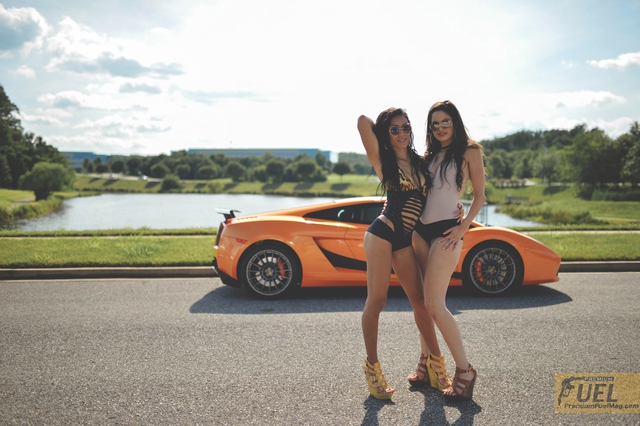 Cặp đôi chân dài bên siêu xe Lamborghini - Ảnh 1.