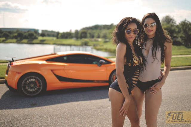 Cặp đôi chân dài bên siêu xe Lamborghini - Ảnh 2.