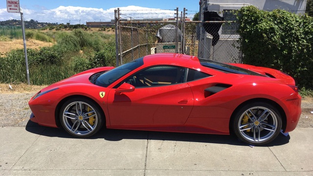 Ăn trộm siêu xe Ferrari 488 GTB rồi bị bắt vì... không có tiền đổ xăng