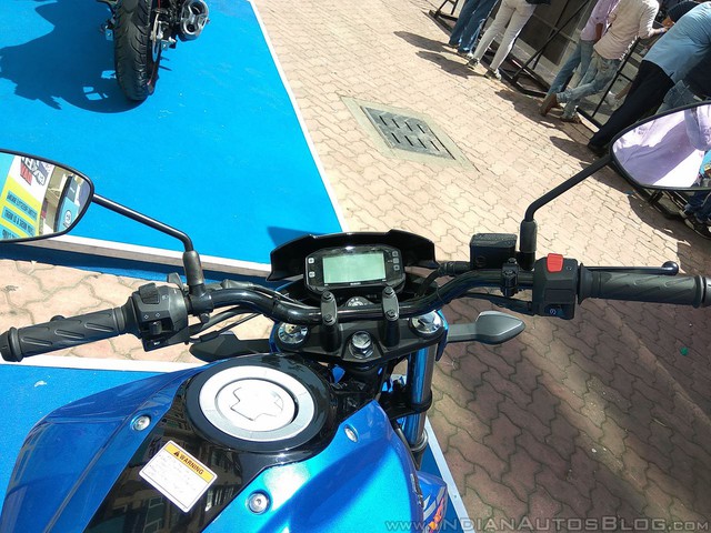 Xe côn tay Suzuki Gixxer 2017 với vành hợp kim 2 màu xuất hiện tại đại lý - Ảnh 9.