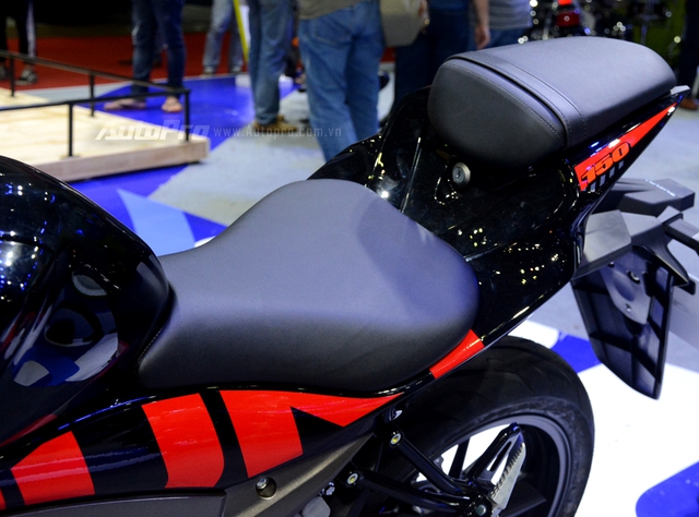 Cận cảnh Suzuki GSX-R150, đối thủ chính của Yamaha R15 và Honda CBR150R - Ảnh 10. Cận cảnh Suzuki GSX-R150, đối thủ chính của Yamaha R15 và Honda CBR150R - Ảnh 10.