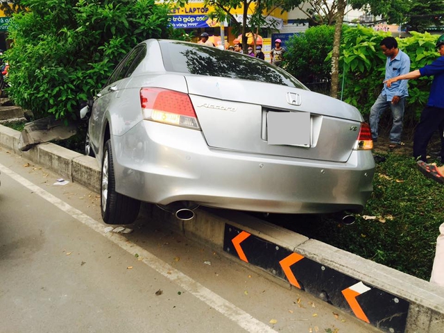 Sài Gòn: Kinh hoàng Honda Accord hạ gục 6 xe máy trên phố, nhiều người bị thương nặng - Ảnh 3.