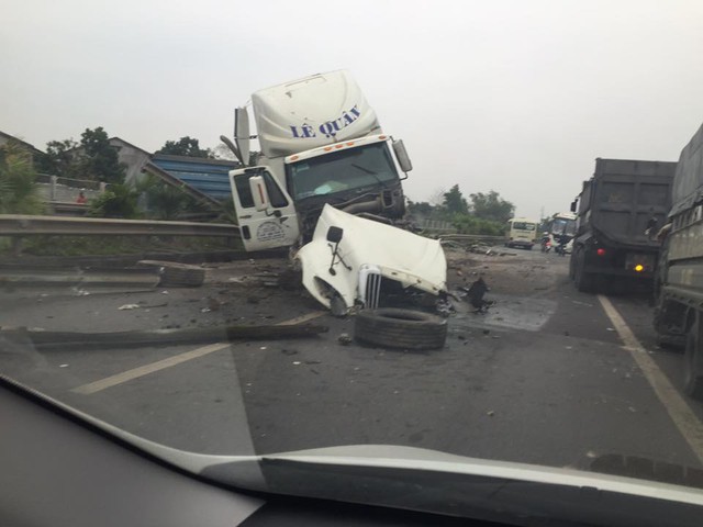 Tai nạn nghiêm trọng trên cao tốc Thái Nguyên - Hà Nội, 2 người bị thương nặng - Ảnh 3.