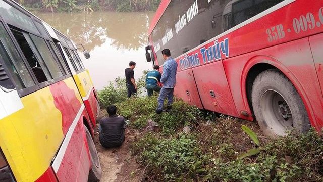 Ninh Bình: Nữ chủ xe khách bị xe buýt tông tử vong - Ảnh 2.