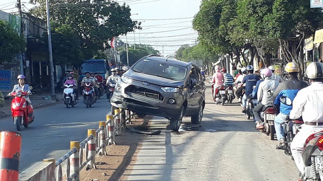 Sài Gòn: Ford EcoSport nằm chênh vênh trên hàng rào chắn