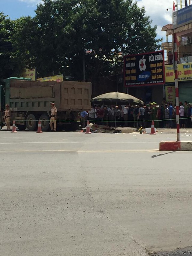 Hà Nội: Xe máy va chạm với xe tải, 3 người tử vong tại chỗ - Ảnh 1.