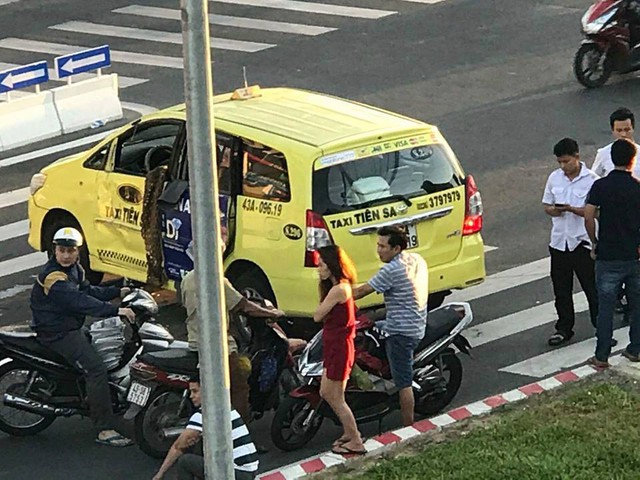 Đà Nẵng: Va chạm với Toyota Fortuner, taxi lật nghiêng trên phố - Ảnh 3.