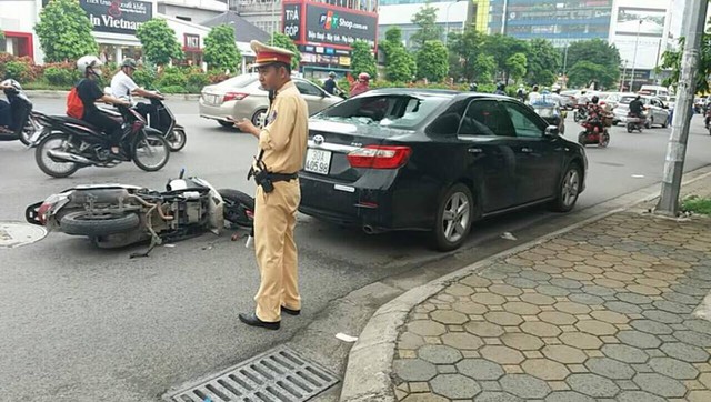 Hà Nội: Nam thanh niên điều khiển xe Honda SH tông vào Toyota Camry đang đỗ bên đường - Ảnh 1.