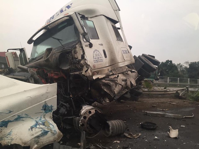 Tai nạn nghiêm trọng trên cao tốc Thái Nguyên - Hà Nội, 2 người bị thương nặng - Ảnh 1.