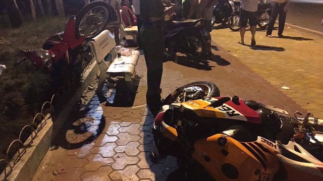 Phan Thiết: Nam thanh niên chạy Honda CBR1000RR không mũ bảo hiểm, tông vào xe máy, tử vong tại chỗ