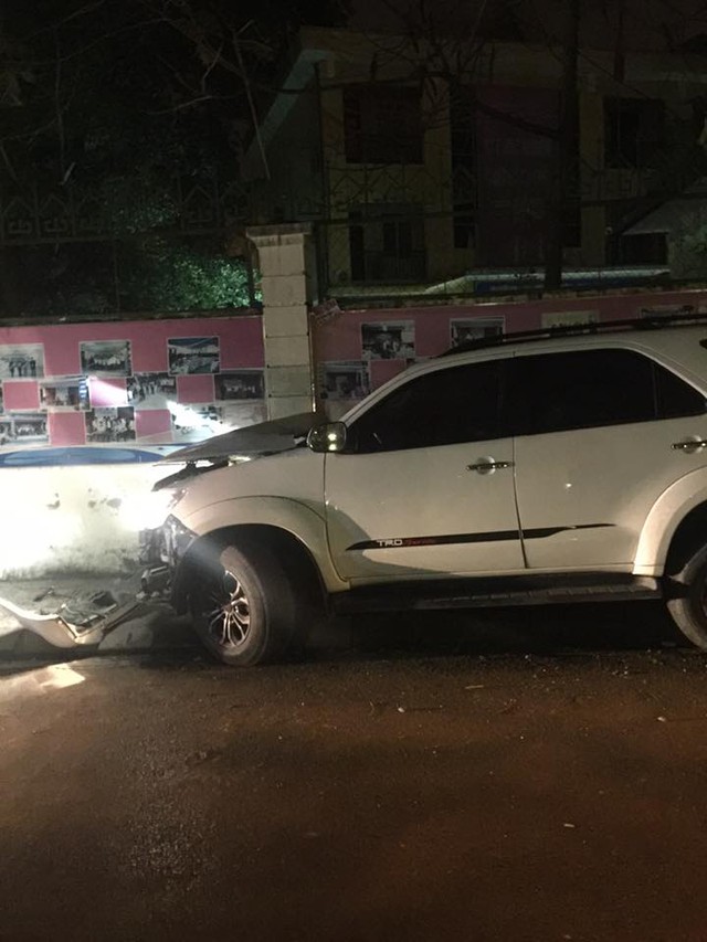 Hà Nội: Mất lái, Toyota Fortuner đâm vào tường, đầu xe nát bét - Ảnh 2.