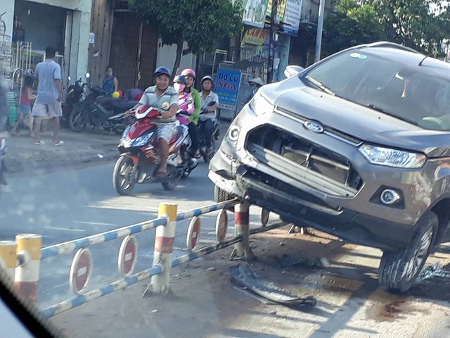 Sài Gòn: Ford EcoSport nằm chênh vênh trên hàng rào chắn - Ảnh 1. Sài Gòn: Ford EcoSport nằm chênh vênh trên hàng rào chắn - Ảnh 1.