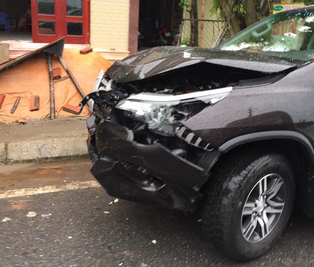Nam Định: Tông vào đuôi xe taxi, Toyota Fortuner 2017 hư hỏng nặng đầu xe - Ảnh 2.