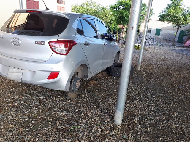 Ninh Bình: Hyundai Grand i10 bị ăn trộm 4 bánh xe trong đêm - Ảnh 1.