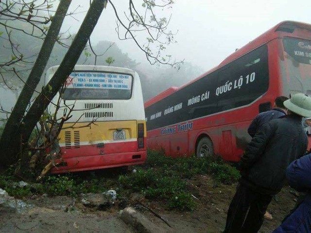 Ninh Bình: Nữ chủ xe khách bị xe buýt tông tử vong - Ảnh 1.