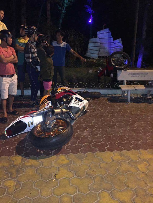 Phan Thiết: Nam thanh niên chạy Honda CBR1000RR không mũ bảo hiểm, tông vào xe máy, tử vong tại chỗ - Ảnh 1.
