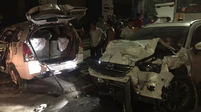 Phú Nhuận: Mazda CX-5 và taxi Vinasun va chạm kinh hoàng, 1 phụ nữ tử vong