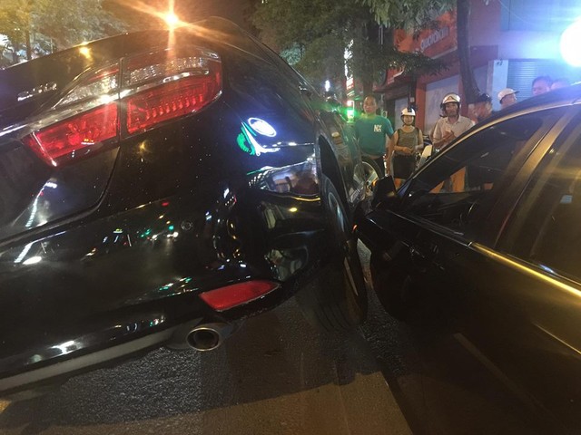 Hà Nội: Toyota Camry đè đầu cưỡi cổ BMW 750Li ngay trên phố - Ảnh 2.
