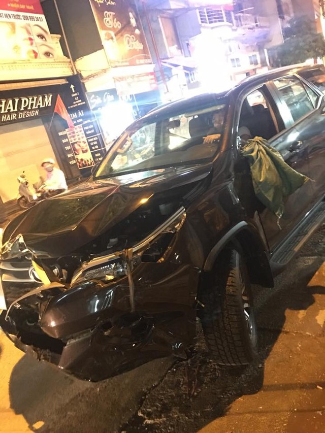 Nam Định: Tông vào đuôi xe taxi, Toyota Fortuner 2017 hư hỏng nặng đầu xe - Ảnh 3.