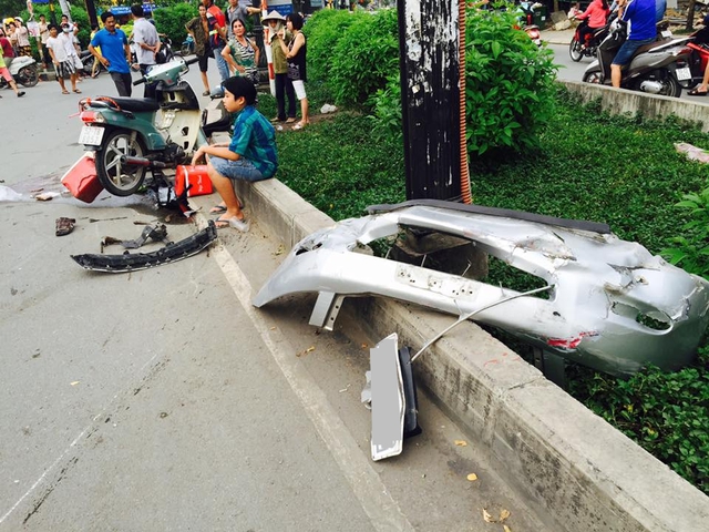 Sài Gòn: Kinh hoàng Honda Accord hạ gục 6 xe máy trên phố, nhiều người bị thương nặng - Ảnh 4.