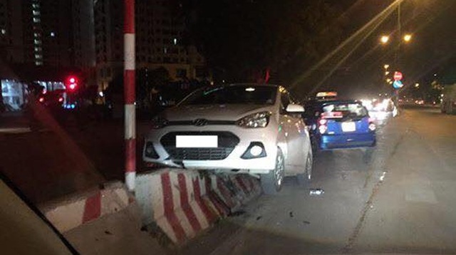 Hà Nội: Hyundai Grand i10 leo dải phân cách lúc nửa đêm