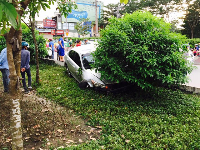 Sài Gòn: Kinh hoàng Honda Accord hạ gục 6 xe máy trên phố, nhiều người bị thương nặng - Ảnh 1.