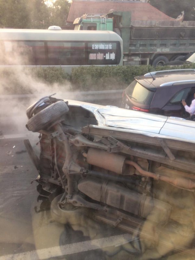 Toyota Innova gặp nạn, lật nghiêng trên cao tốc Pháp Vân - Cầu Giẽ - Ảnh 2.