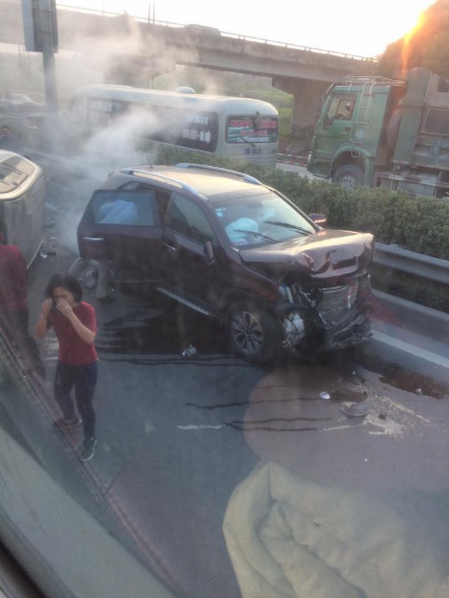 Toyota Innova gặp nạn, lật nghiêng trên cao tốc Pháp Vân - Cầu Giẽ - Ảnh 3.