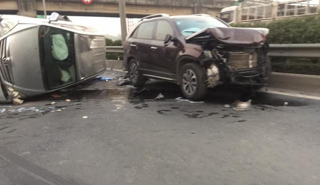 Toyota Innova gặp nạn, lật nghiêng trên cao tốc Pháp Vân - Cầu Giẽ - Ảnh 1.
