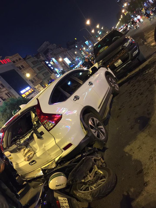 Hà Nội: Vua bán tải Ford Ranger chạy ngược chiều trên phố gây tai nạn liên hoàn - Ảnh 1.