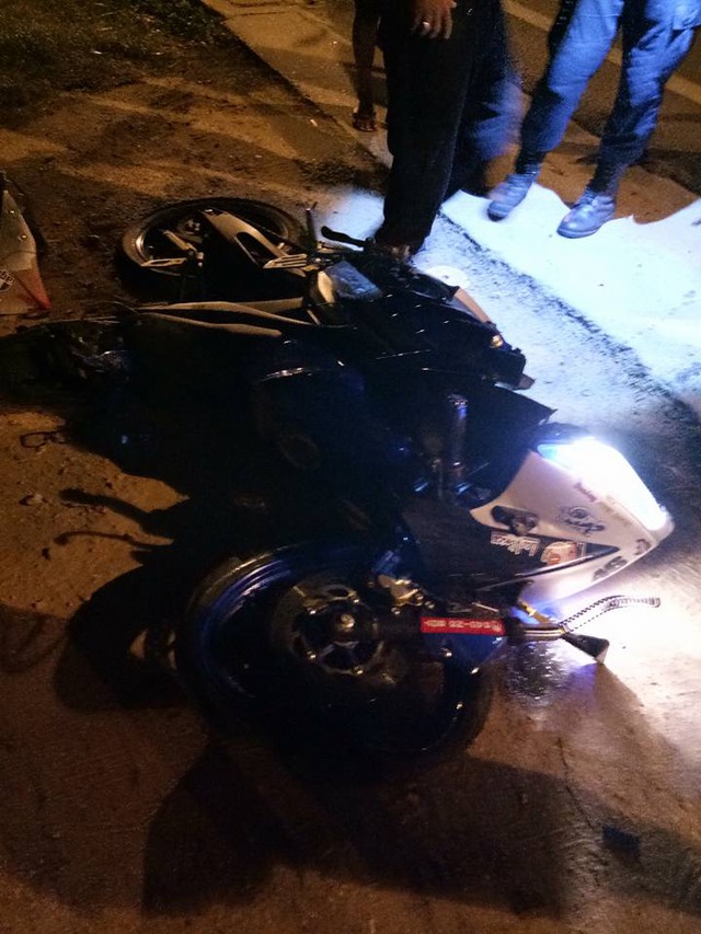 Biker chạy Yamaha R15 phóng bạt mạng trên phố, tông trực diện vào ô tô - Ảnh 2. Biker chạy Yamaha R15 phóng bạt mạng trên phố, tông trực diện vào ô tô - Ảnh 2.