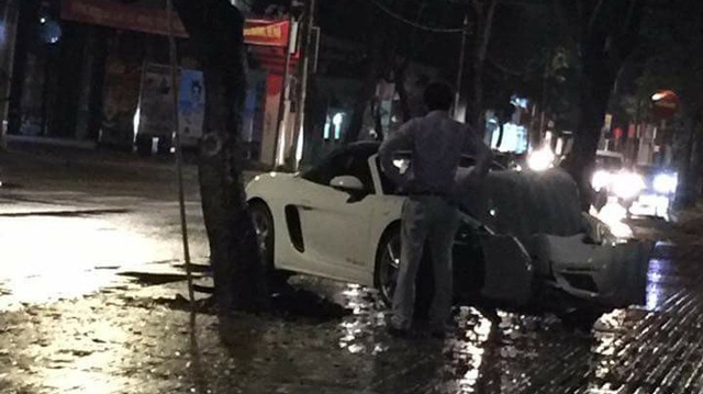 Cư dân mạng xót xa hình ảnh Porsche mui trần "nát đầu" tại Sài thành