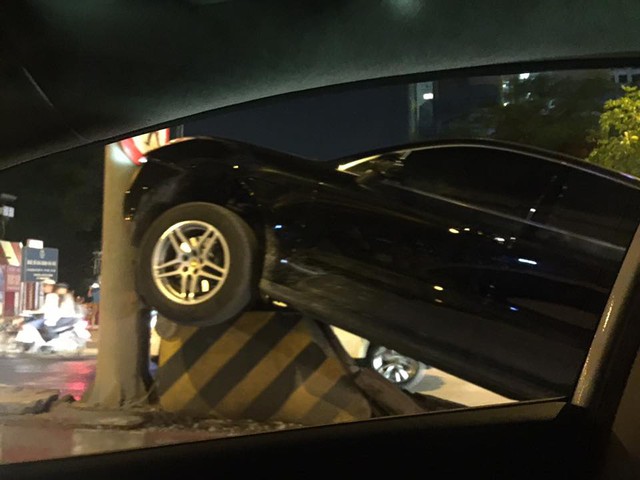 HÀ Nội: Porsche Macan leo dải phân cách, tông vào cột điện lúc nửa đêm - Ảnh 3. HÀ Nội: Porsche Macan leo dải phân cách, tông vào cột điện lúc nửa đêm - Ảnh 3.