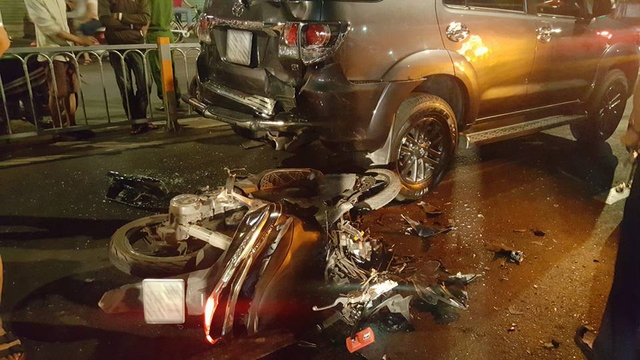 Gò Vấp: Honda Airblade tông mạnh vào đuôi xe Toyota Fortuner lúc nửa đêm - Ảnh 2.
