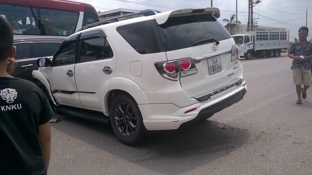 Quảng Ninh: Va chạm cùng Hyundai Santa Fe trên phố, Toyota Fortuner nát đầu, rụng 1 bánh xe - Ảnh 2.