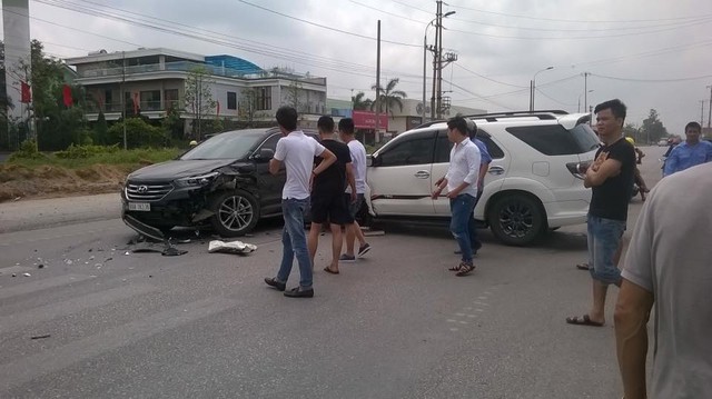Quảng Ninh: Va chạm cùng Hyundai Santa Fe trên phố, Toyota Fortuner nát đầu, rụng 1 bánh xe - Ảnh 1.