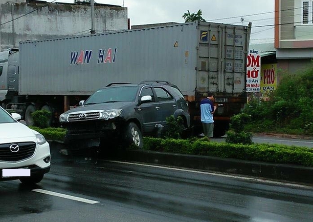 Quảng Ninh: Toyota Fortuner mắc kẹt dải phân cách giữa đường, cản va trước nát bét - Ảnh 1.