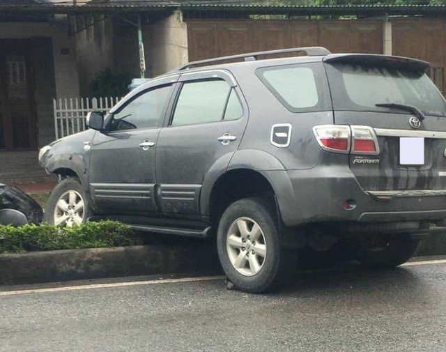 Quảng Ninh: Toyota Fortuner mắc kẹt dải phân cách giữa đường, cản va trước nát bét - Ảnh 2.