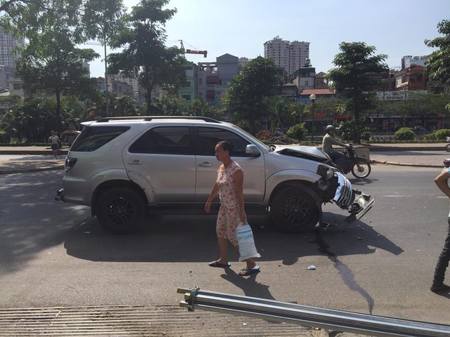 Hà Nội: Va chạm cùng xe ba gác, Toyota Fortuner nát đầu, túi khí không bung - Ảnh 3.